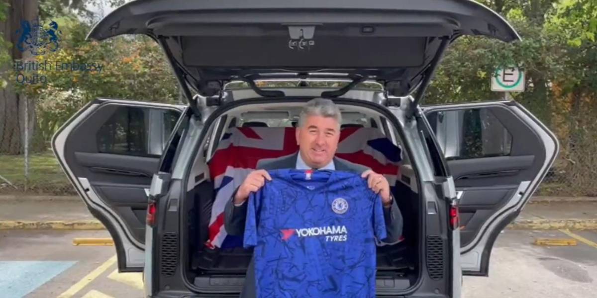 La felicitación del embajador Chris Campbell, hincha del Chelsea, a Moisés Caicedo