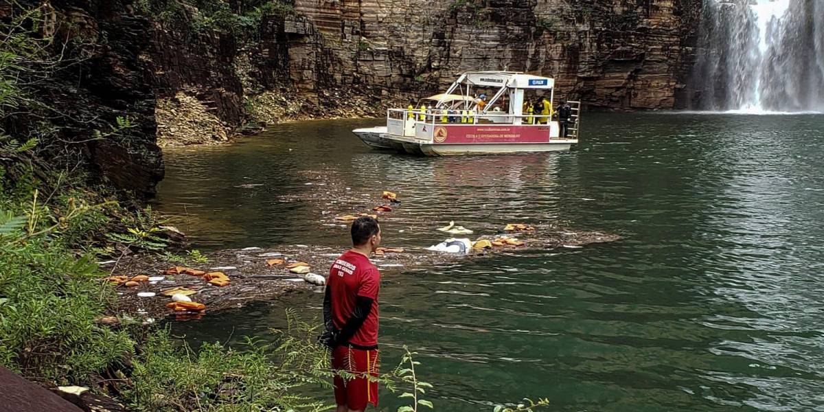 Reanudan búsqueda de desaparecidos tras caída enorme pared rocosa en Brasil