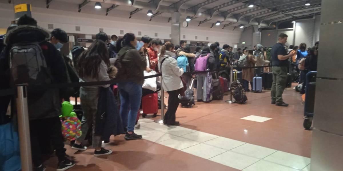 Primer vuelo humanitario salió desde Varsovia con 248 ecuatorianos