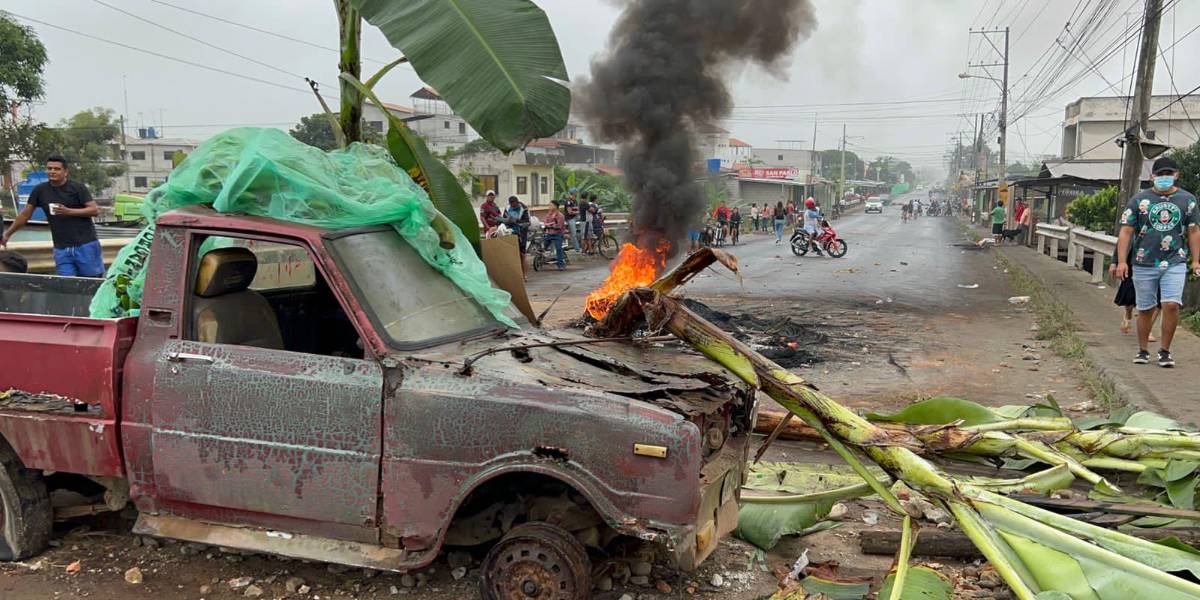 Bloquean puente 'La Iberia' que conecta Guayaquil-Machala