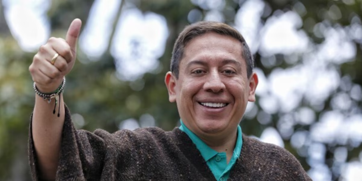 Gobernador interrumpe discurso para contestar llamada de su esposa