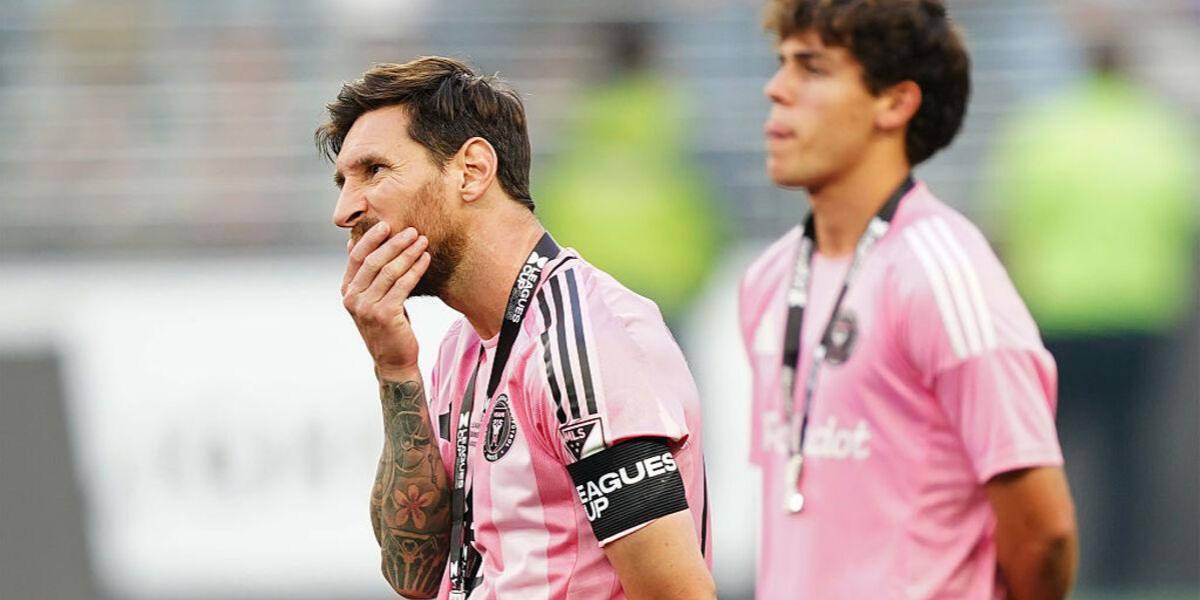 Messi se quedó en la cancha y recibió la medalla de plata tras perder la final con el Inter Miami