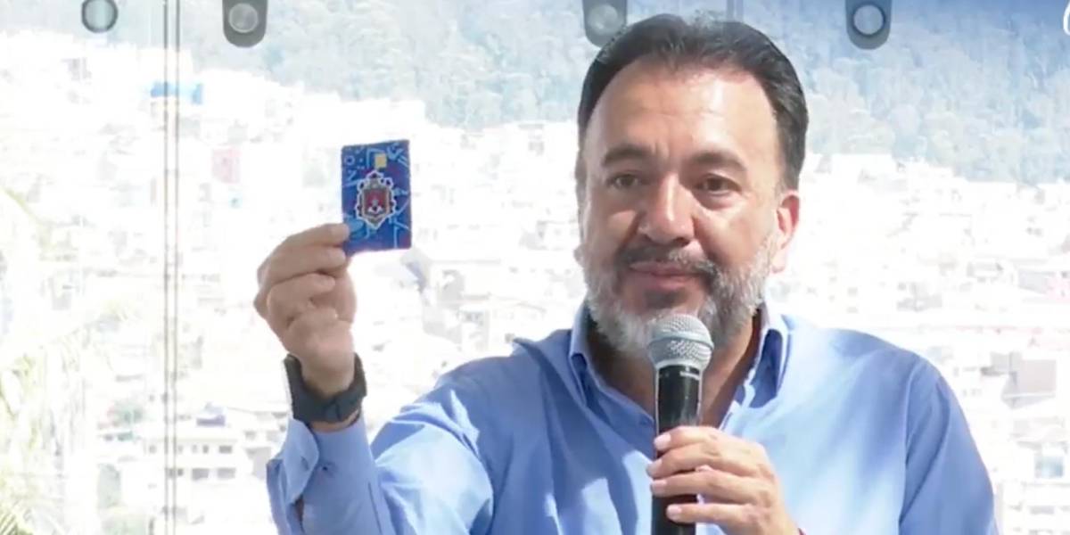 Quito: el alcalde Pabel Muñoz presentó la Tarjeta de la Ciudad para el transporte público