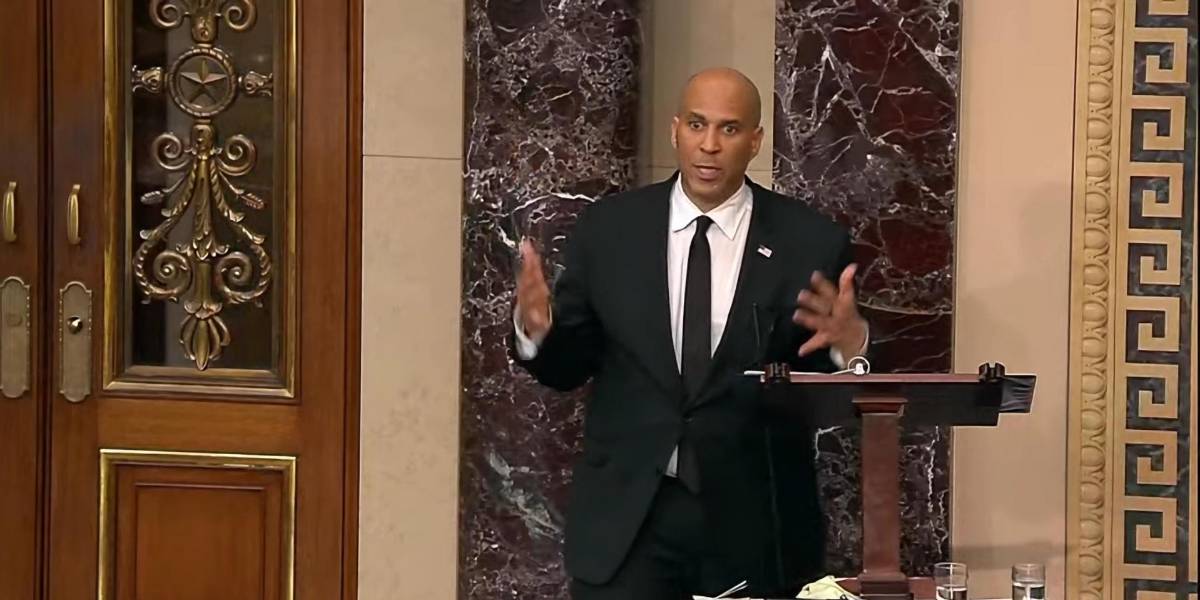 Un senador demócrata da un discurso durante más de 23 horas como protesta contra Donald Trump