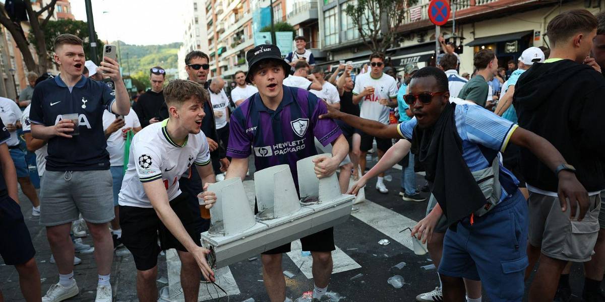 Hinchas de Tottenham y Manchester United se enfrentan en la previa de la final de la Europa League
