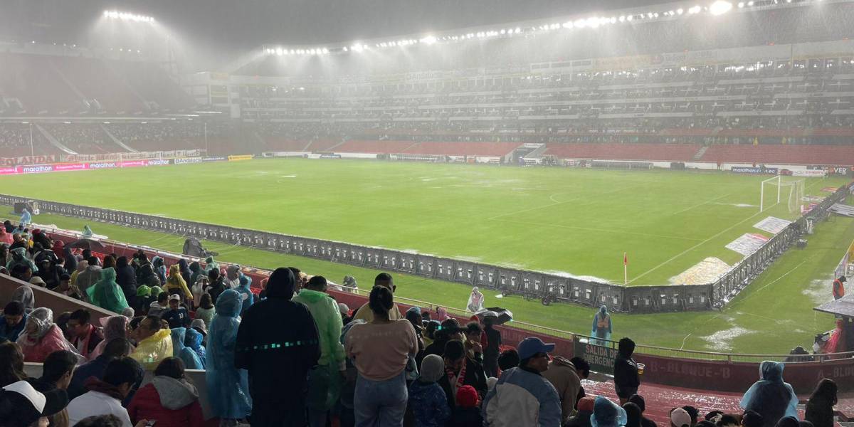 El partido entre Liga de Quito y Emelec se suspende por la lluvia