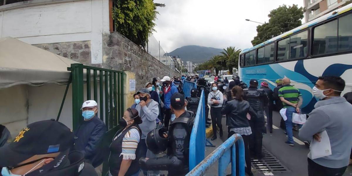 En Quito, continúa el caos en la vacunación del IEES