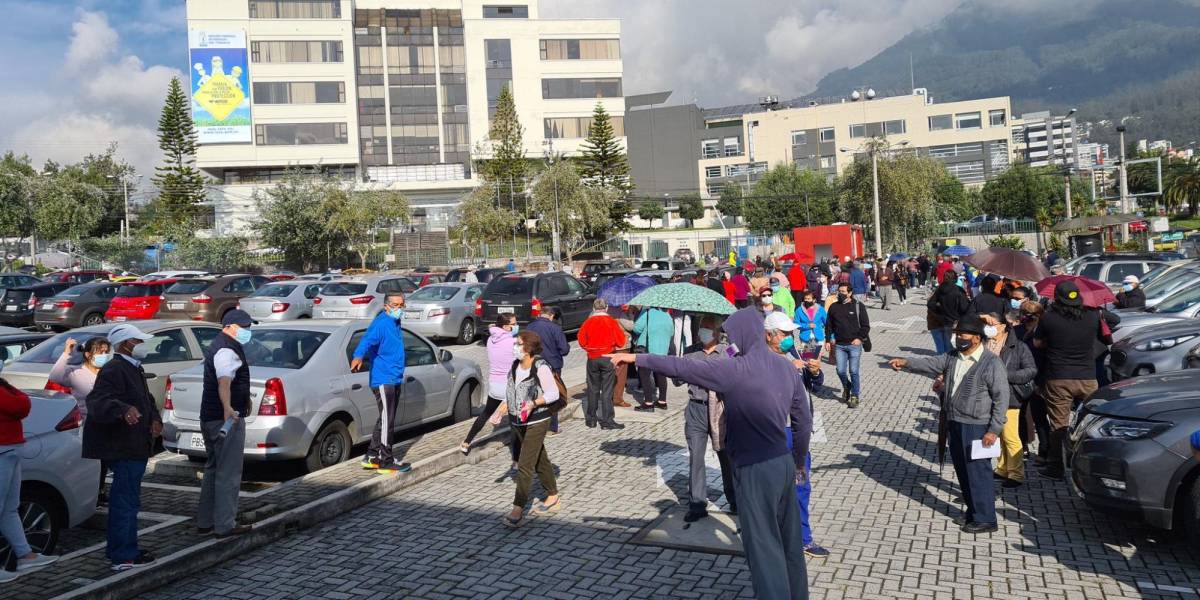 Desorden y caos en vacunación de jubilados del IESS en Quito