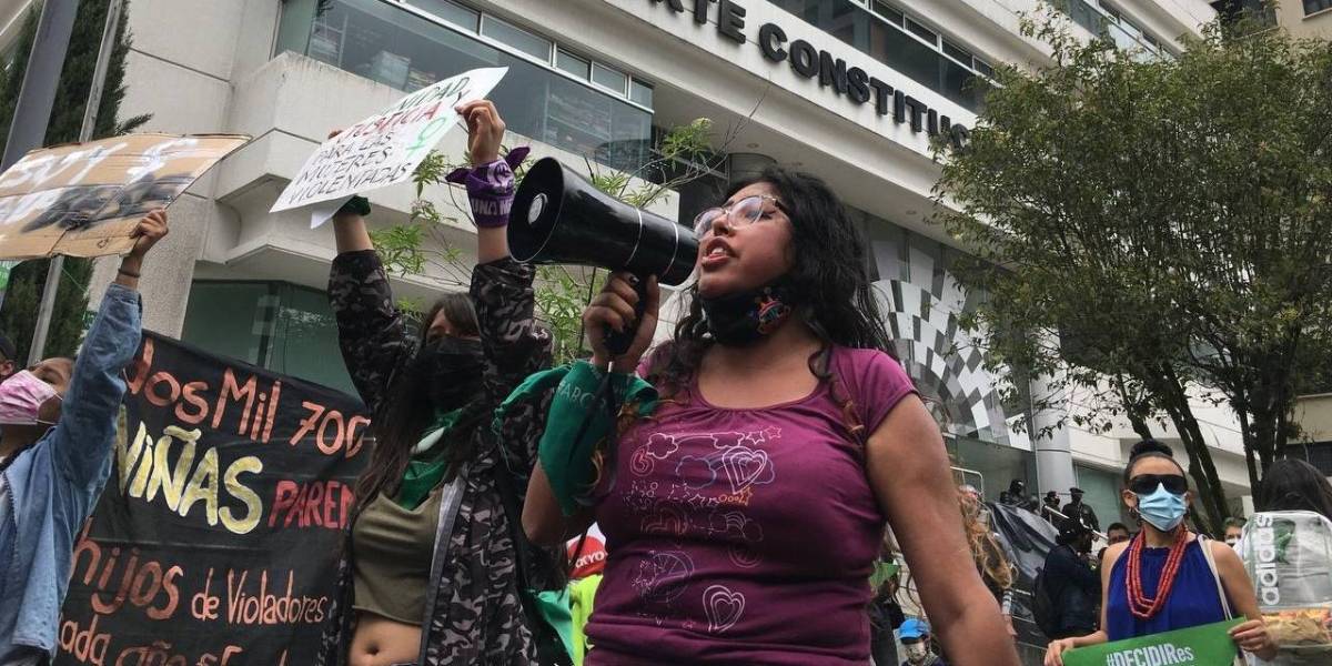 Ley aborto por violación: plantones a favor y en contra se concentran fuera de la Asamblea