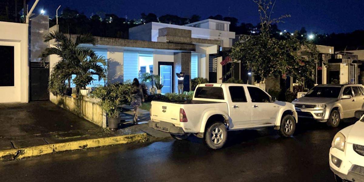 Fiscalía allana oficina y casa de la directora de la ANT en Santo Domingo los Tsáchilas por supuesta alteración de licencias
