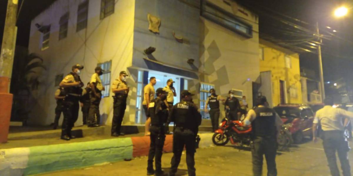 Atentado en UPC de Esmeraldas, dejó un policía muerto y otro herido