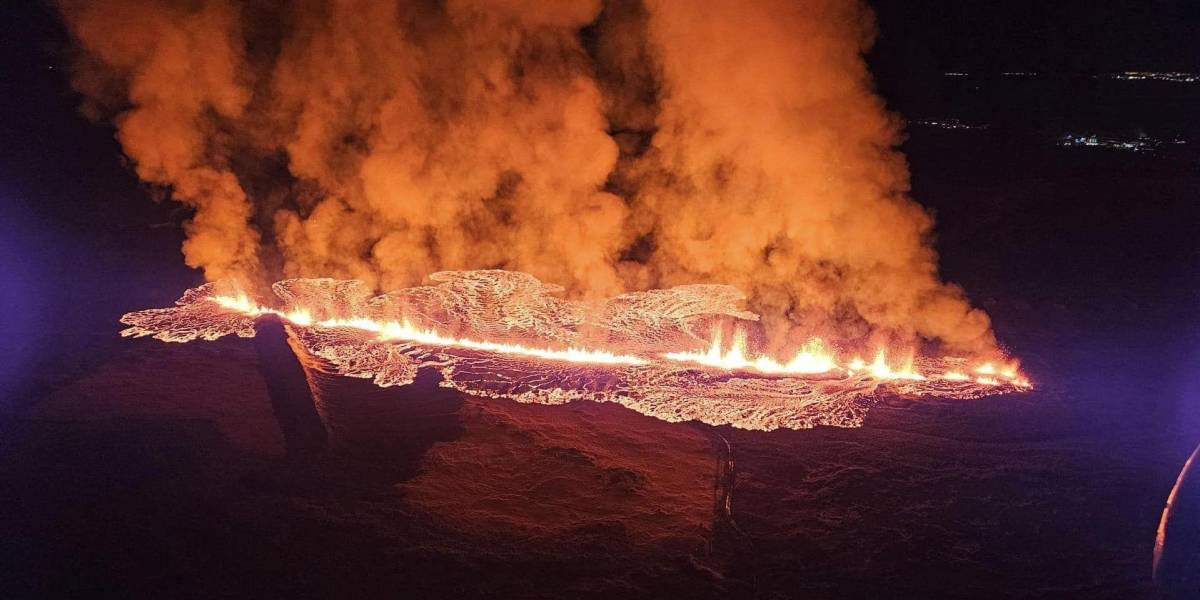Islandia registra una nueva erupción volcánica y obliga a evacuar la localidad de Grindavík
