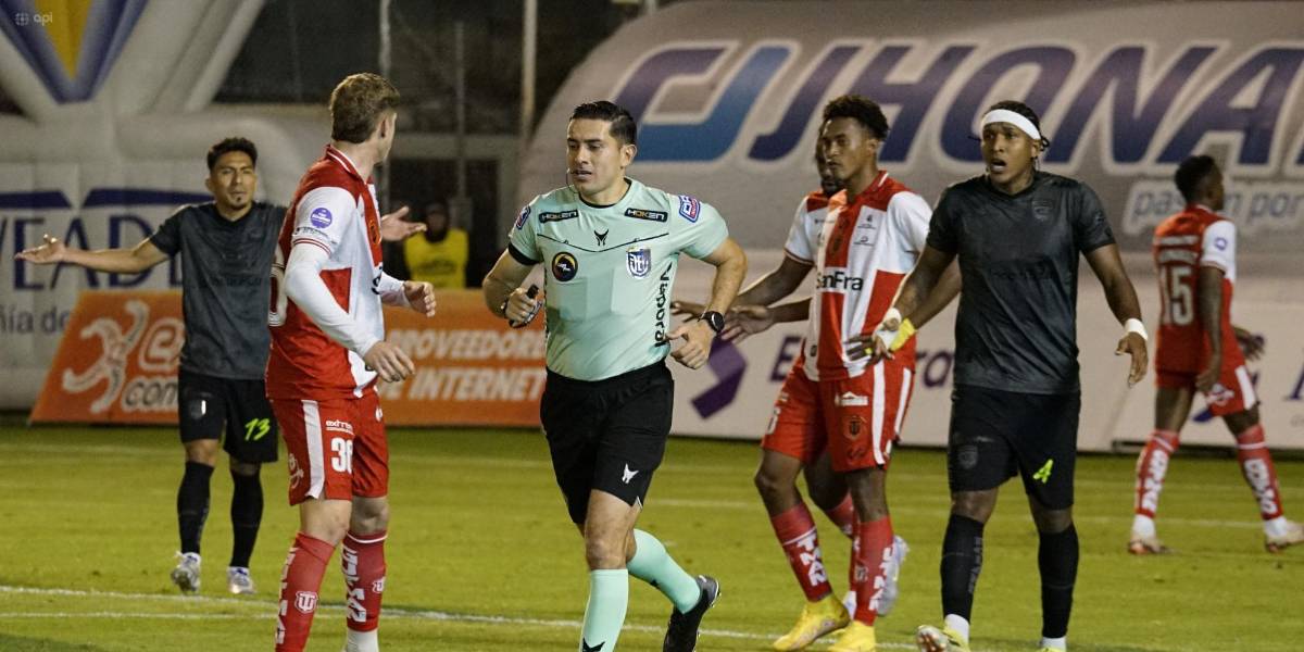 Pitana admite crisis en el arbitraje ecuatoriano y apunta al VAR como parte del problema