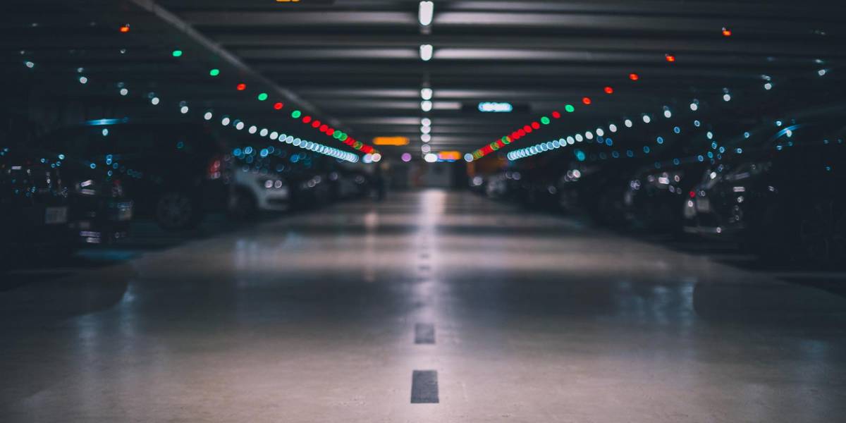 Quito: los delincuentes se robaron las piezas de un vehículo en el parqueadero de un centro comercial