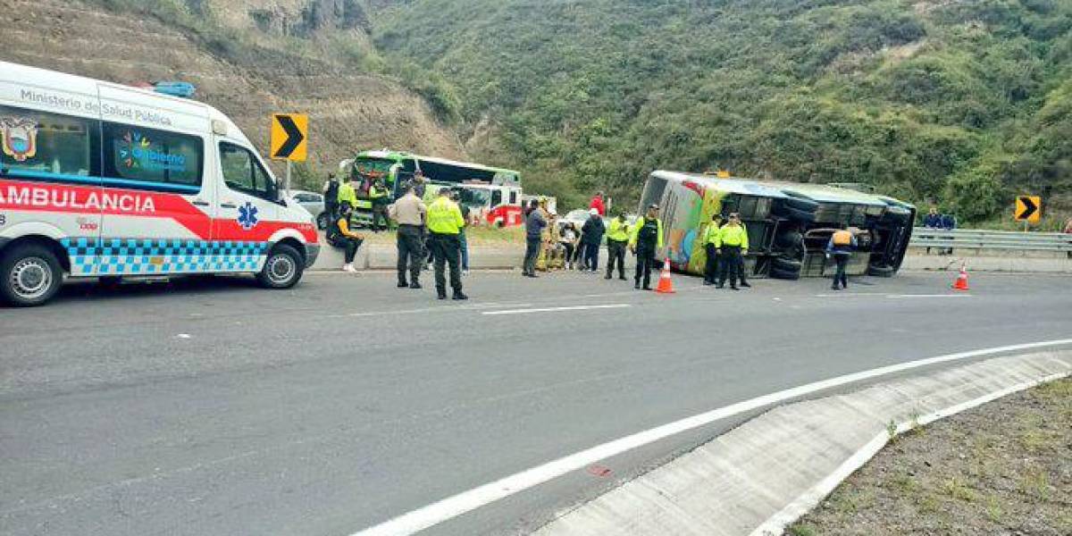 21 heridos tras volcamiento de bus turístico en el cantón Bolívar, provincia del Carchi