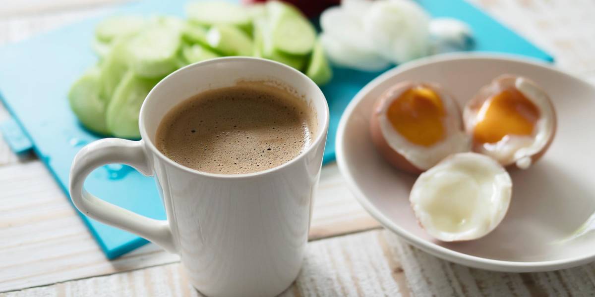¿Es recomendable consumir huevos y tomar café si tengo la presión alta?