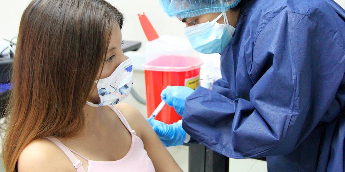 Ecuador registra descenso de casos de COVID-19, pero insiste en vacunación de refuerzo