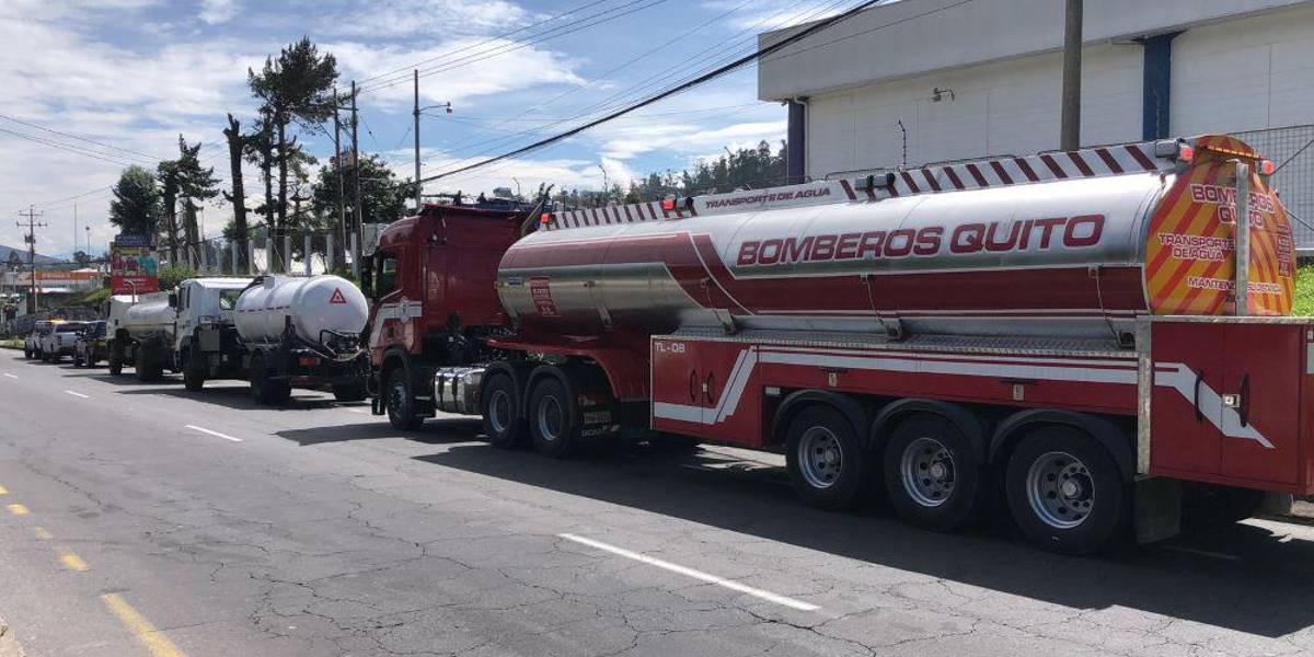 Quito envía tanqueros con agua a Esmeraldas para ayudar a familias afectadas por derrame petrolero