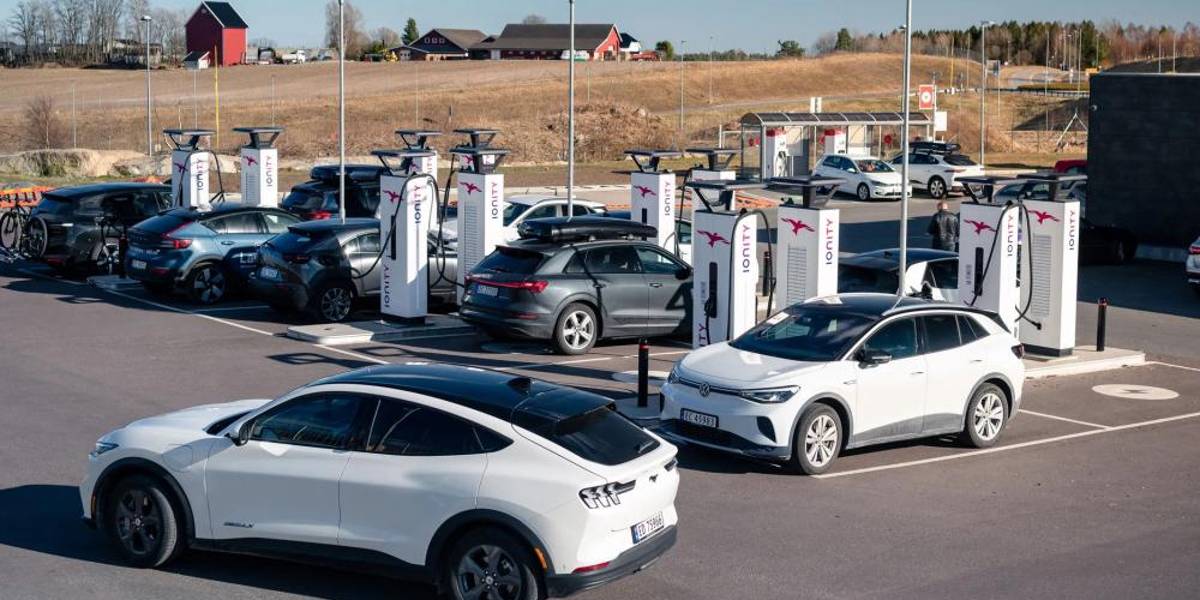 Cómo un país petrolero como Noruega se convirtió en el líder mundial de los autos eléctricos