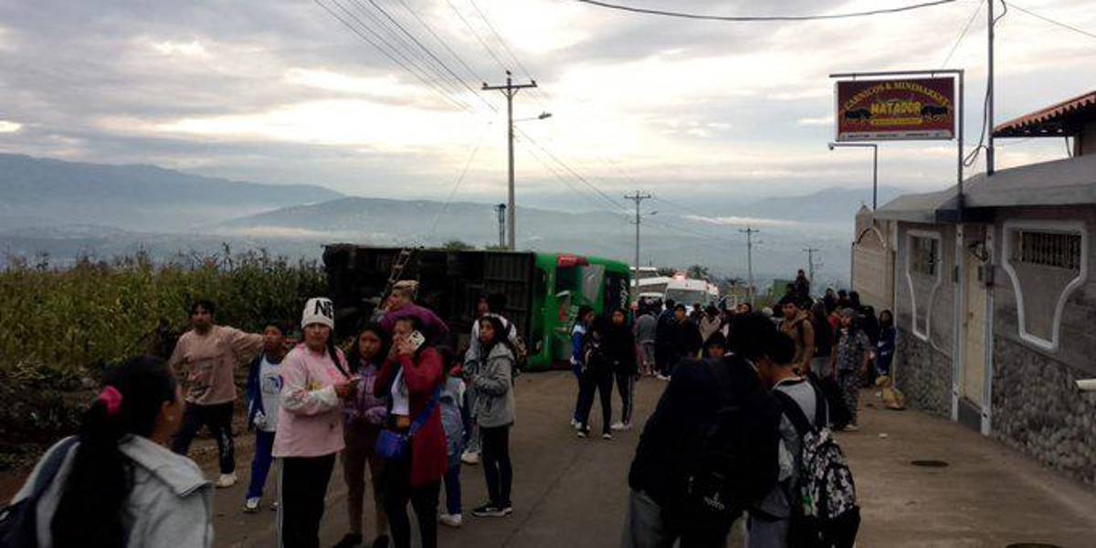 El volcamiento de un bus dejó un fallecido en Ambato