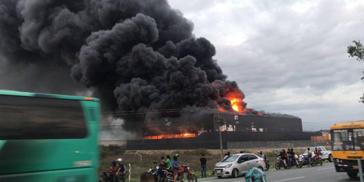 Incendio en Durán consume bodega de una importadora de llantas