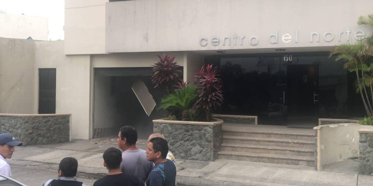 Un artefacto explotó al pie de un garaje, detrás del Gobierno Zonal en el norte de Guayaquil