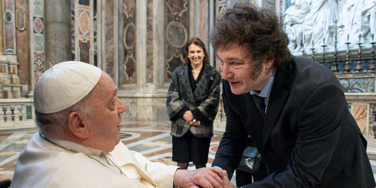 El papa Francisco y Milei se saludaron con un abrazo tras la canonización de Mama Antula, la primera santa argentina