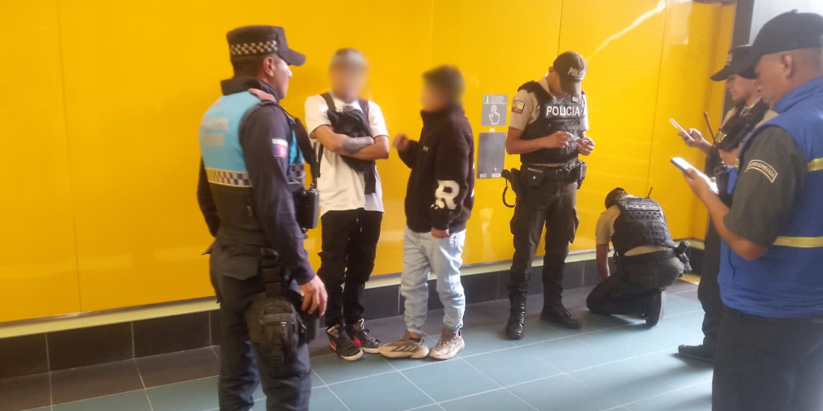 Dos personas fueron detenidas por rayar una de las estaciones del Metro de Quito