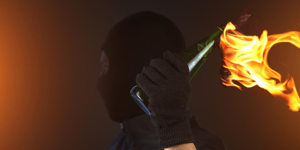 Un ataque con una bomba molotov y disparos se registró cerca de un colegio en Machala