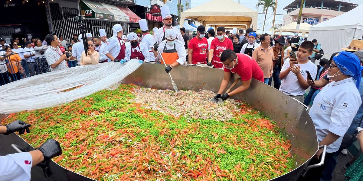 Encebollado, guagua de pan, viche: Ecuador es experto en preparar los platos más grandes del mundo