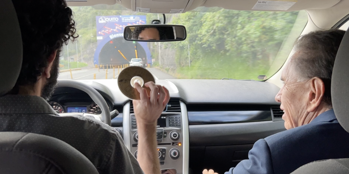 Don Alfonso Espinosa de los Monteros estuvo en un carpool con su hijo, antes de su último noticiero