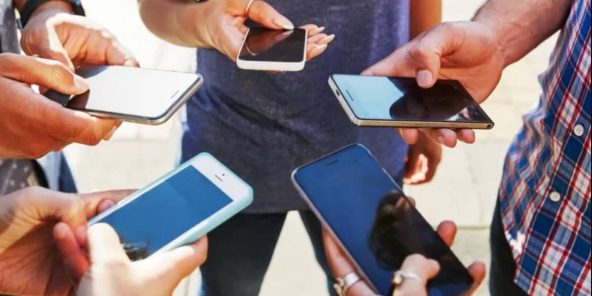 “Nos estamos perdiendo la vida real”: la gente que decide deshacerse de su teléfono inteligente