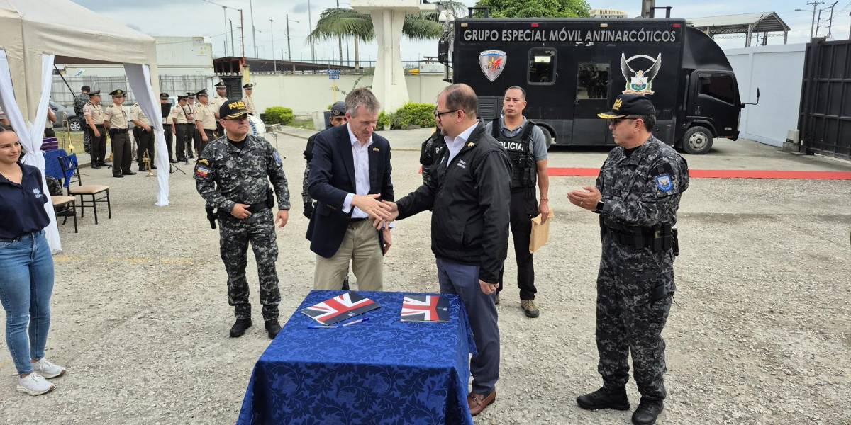 Ministros de Ecuador y Reino Unido firman memorando de seguridad bilateral