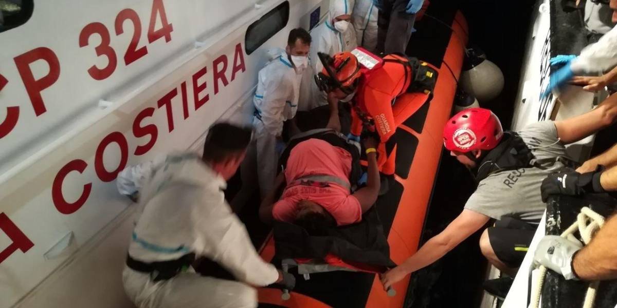 Al menos 45 muertos al naufragar un barco con 200 migrantes cerca de las costas de Calabria