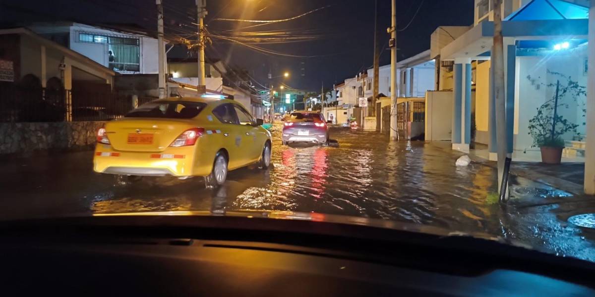 Guayaquil se inunda sin lluvia, ahora por la marea alta