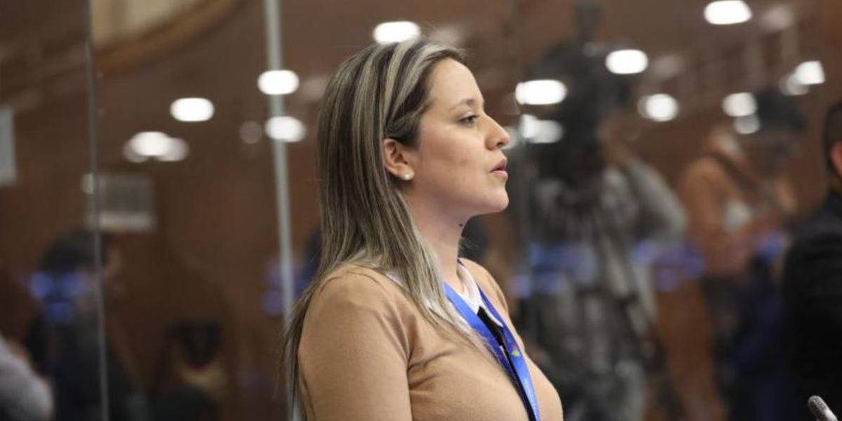 Asambleísta Fernanda Robles: No me pueden expulsar de una bancada a la que jamás he pertenecido
