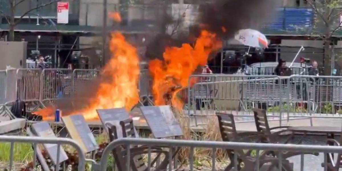 Un hombre se quema frente al Tribunal del juicio contra Donald Trump, en Nueva York