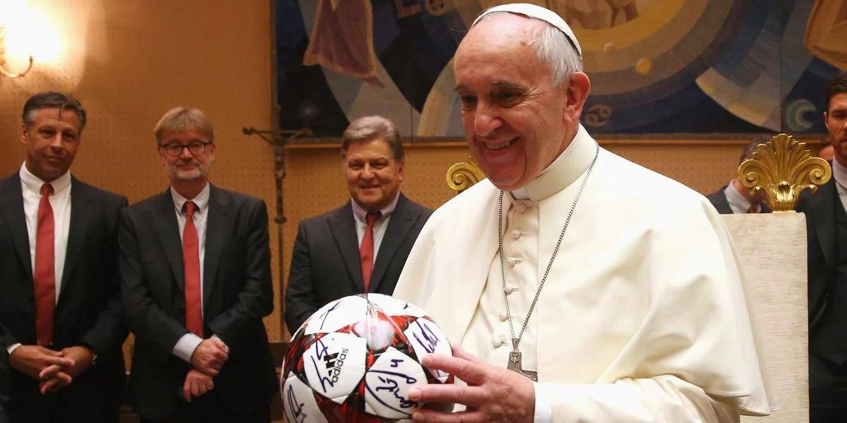 Jorge Bergoglio, el papa más futbolero siendo hincha de San Lorenzo y la selección argentina