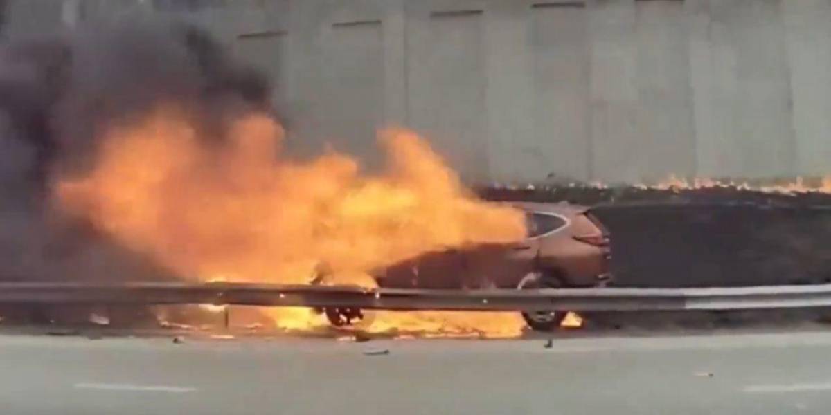 Hombre es rescatado por desconocidos al estar dentro de su vehículo en llamas