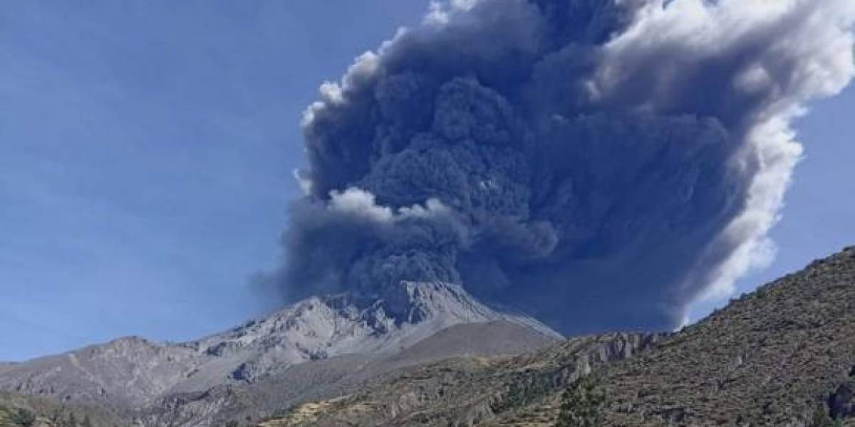 (VIDEO) | Una explosión del volcán peruano Ubinas emite una nube de cenizas de 3 000 metros de altura