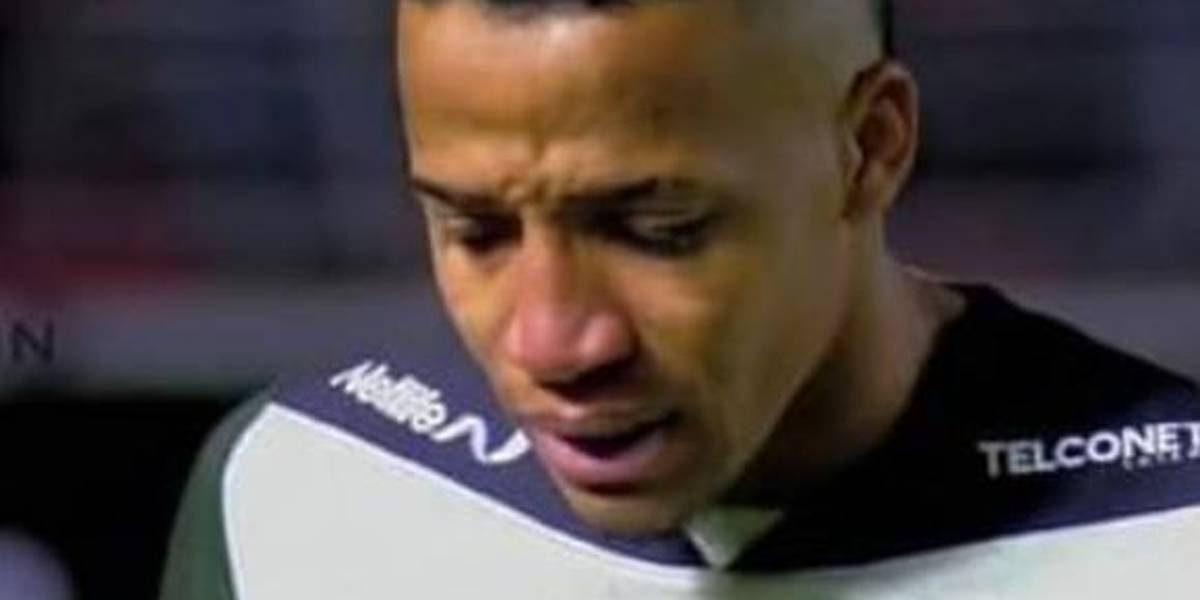 Byron Castillo rompe en llanto en pleno partido entre Aucas y Barcelona