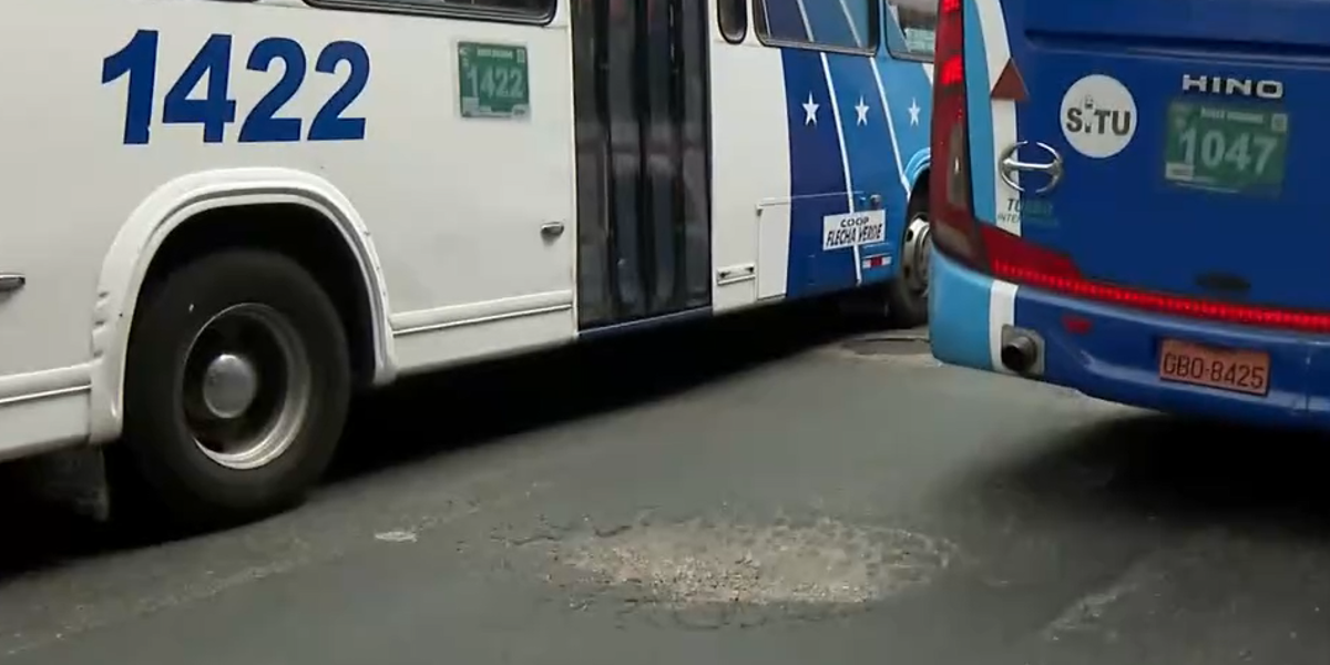 Ante falta de asfalto, los baches son parte del paisaje urbano de Guayaquil