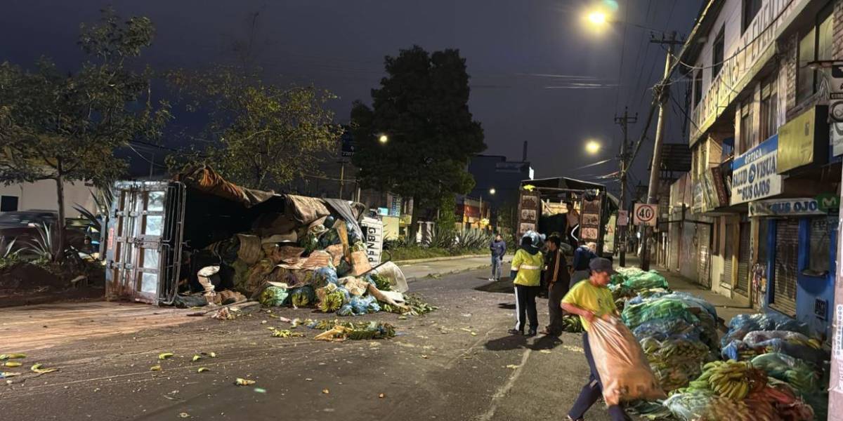 Un camión que transportaba plátano verde se volcó en el sur de Quito