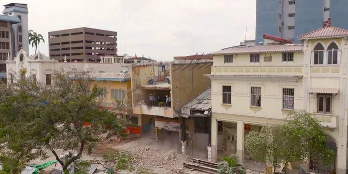 El edificio Fantasía en Guayaquil fue demolido por completo