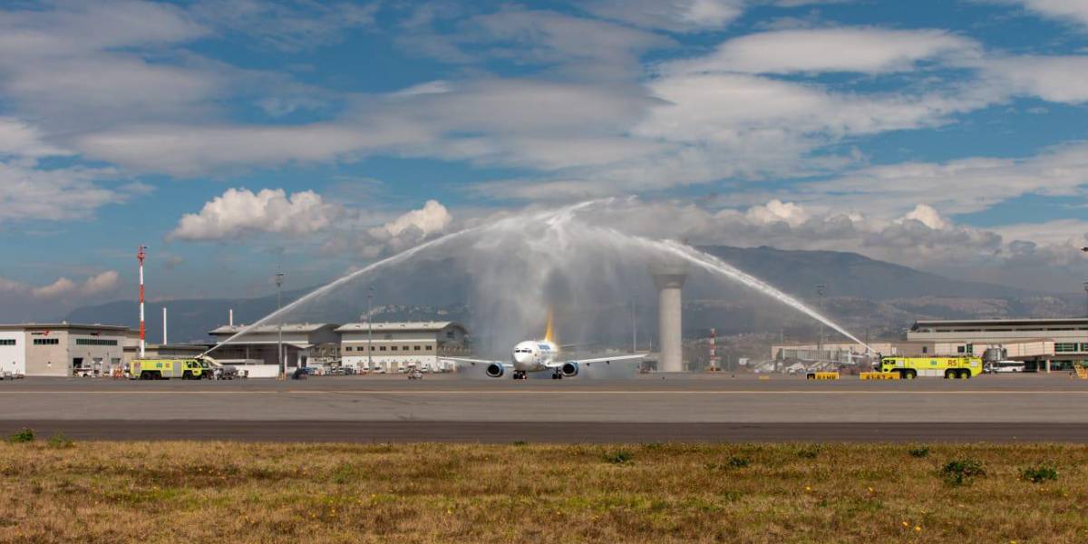 Inauguran una nueva ruta aérea Quito-Guayaquil-Galápagos