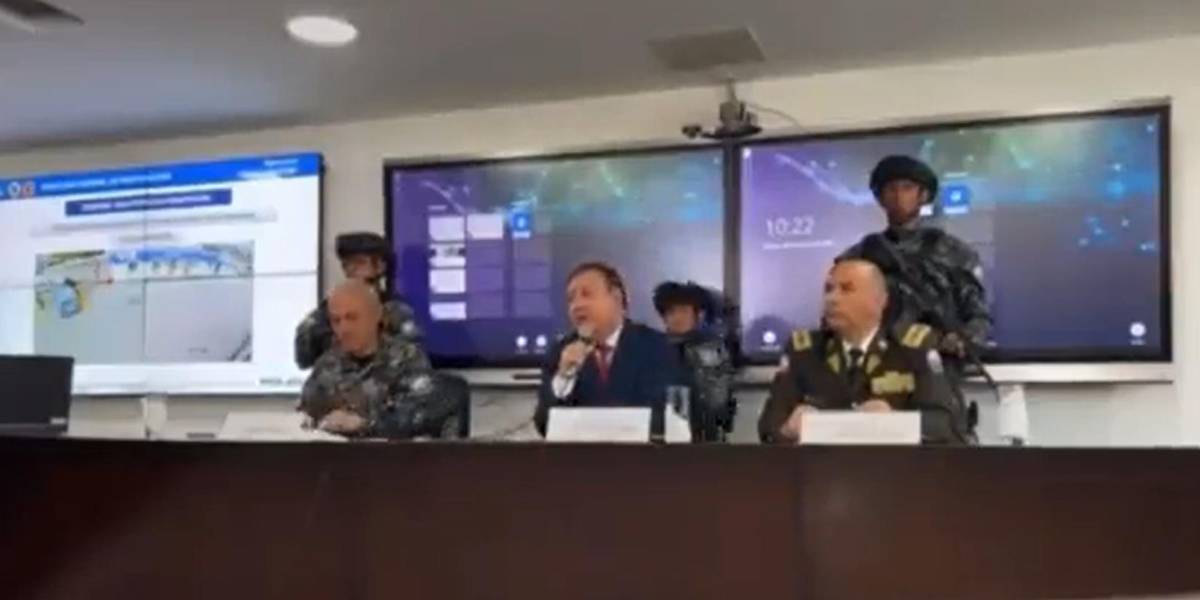Quito: agente de la Policía Nacional se desmayó en medio de rueda de prensa
