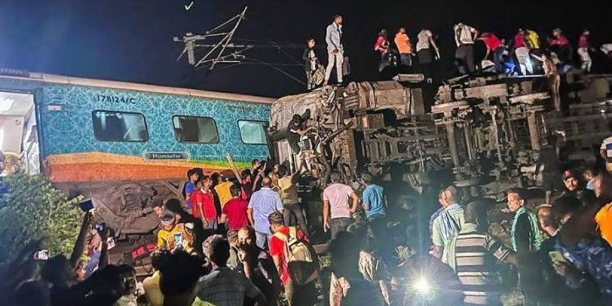 Al menos 120 muertos y 800 heridos tras un choque de trenes en India
