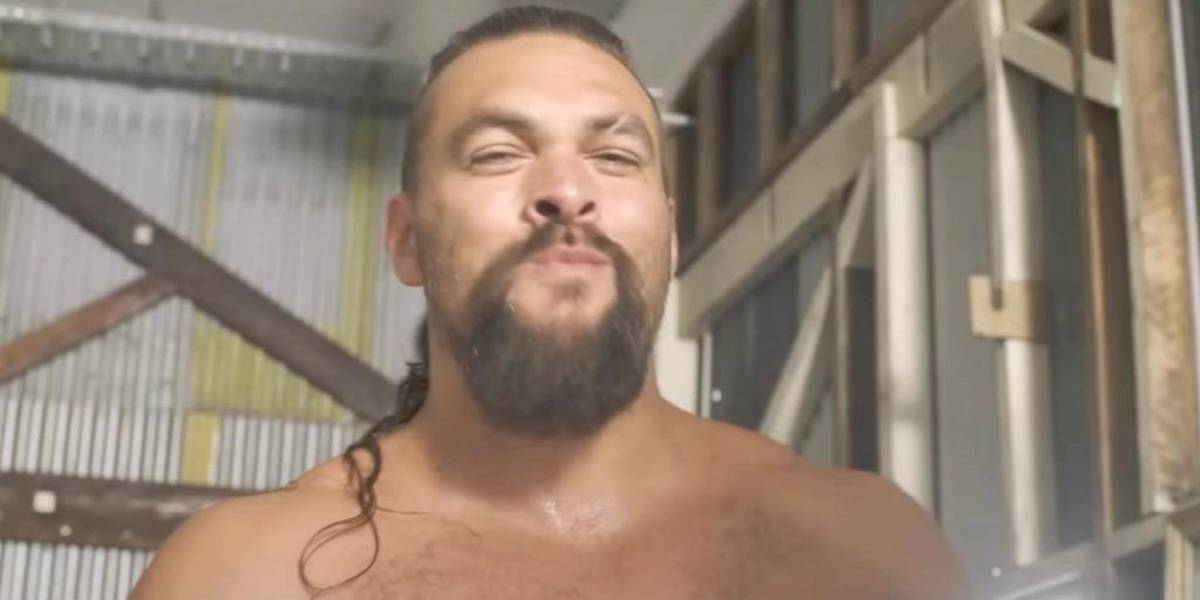 Jason Momoa se desnuda para una entrevista en video en la que habla sobre su preparación física