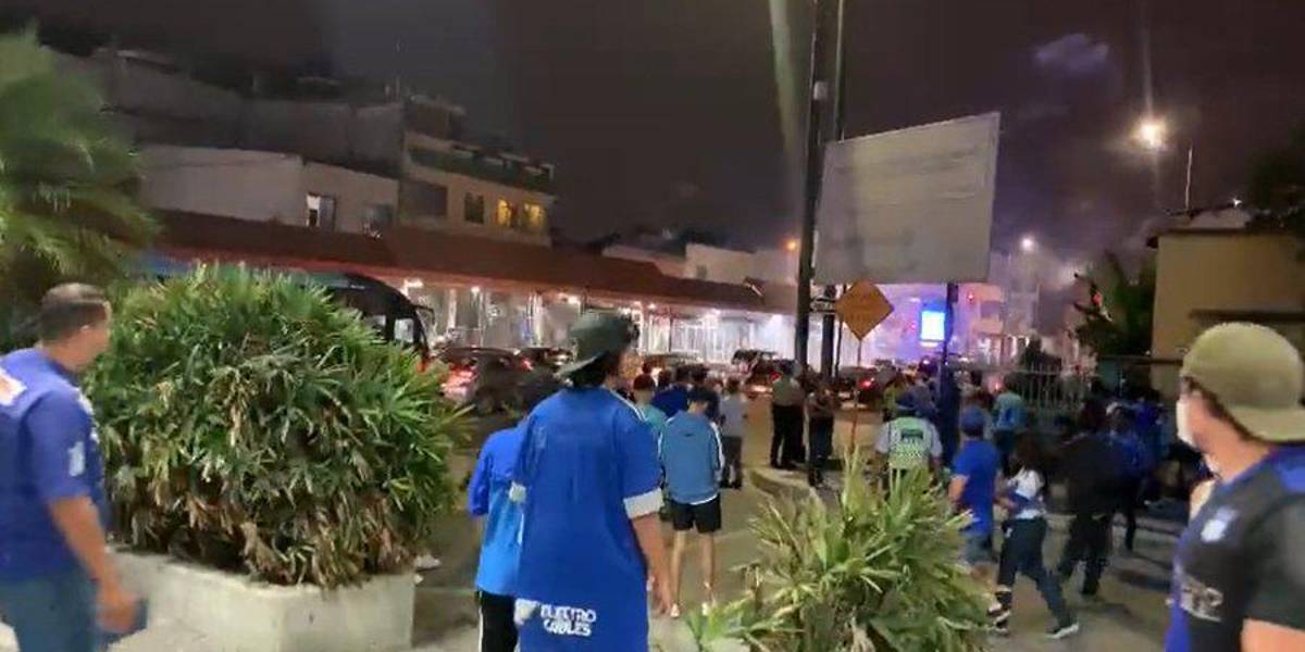 Nuevos incidentes dentro y fuera del Capwell entre hinchas de Emelec, tras ser eliminado de la Copa Ecuador por Aucas
