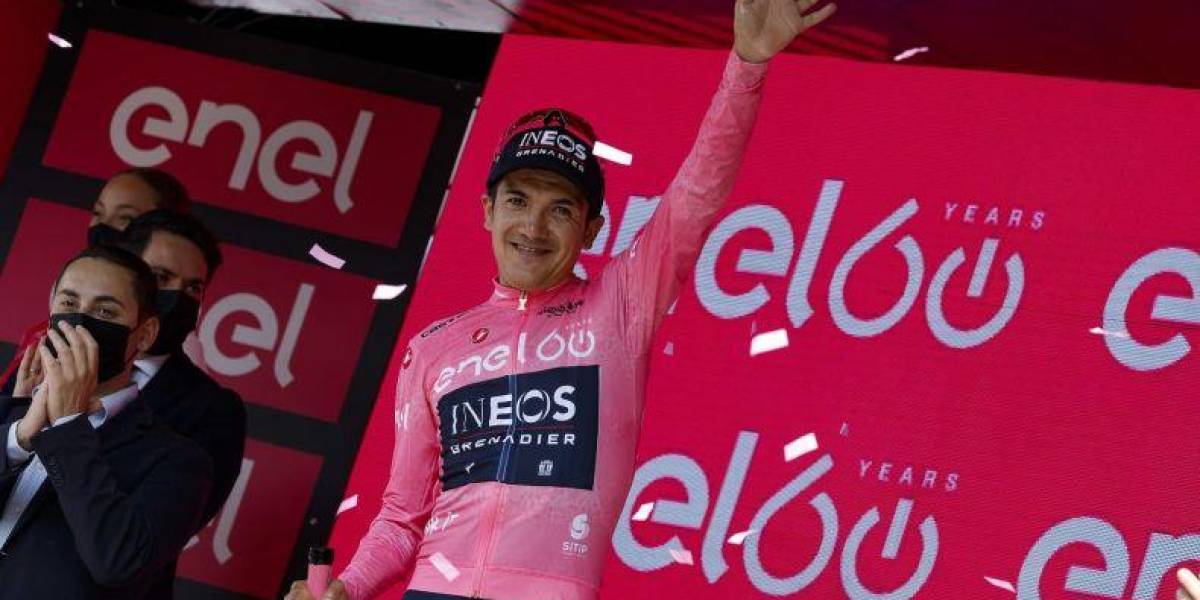 El festejo de Richard Carapaz al ser el nuevo líder del Giro de Italia y ponerse la 'Maglia Rosa'